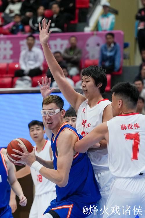 十五运会:男篮成年组小组赛 四川94-70战胜河南 十五运会:男篮成年组小组赛 四川94-70战胜河南